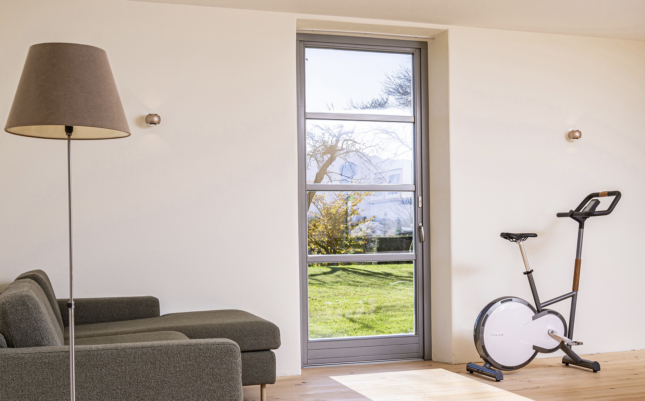 STIL-FIT Ergometer PURE in einem Wohnzimmer